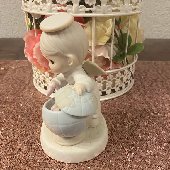 Precious moments figurine what the world needs is love #531065 - Picture 7 of 7